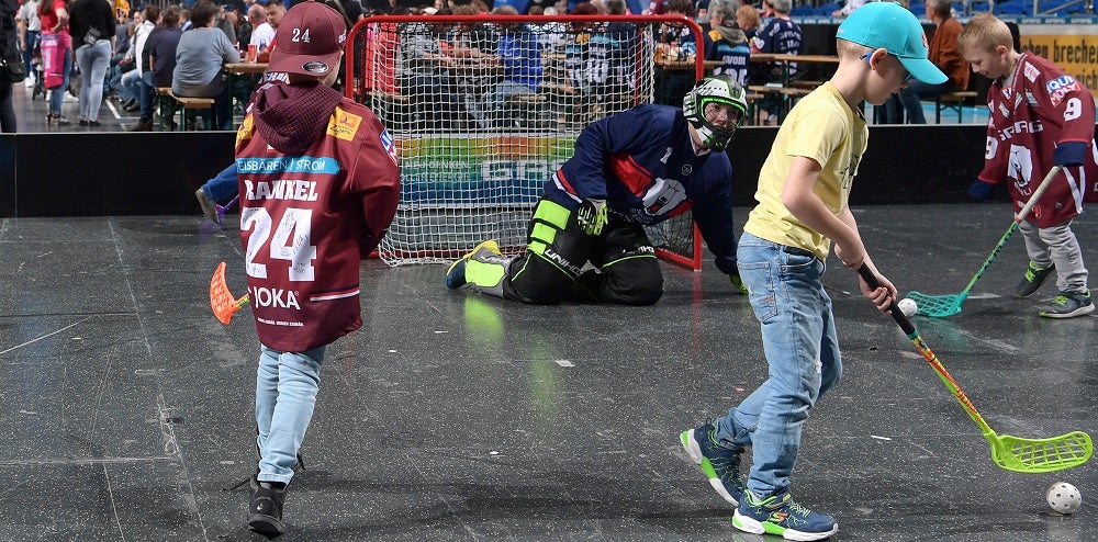 Erster Floorball-Cup der Eisbären-Fans